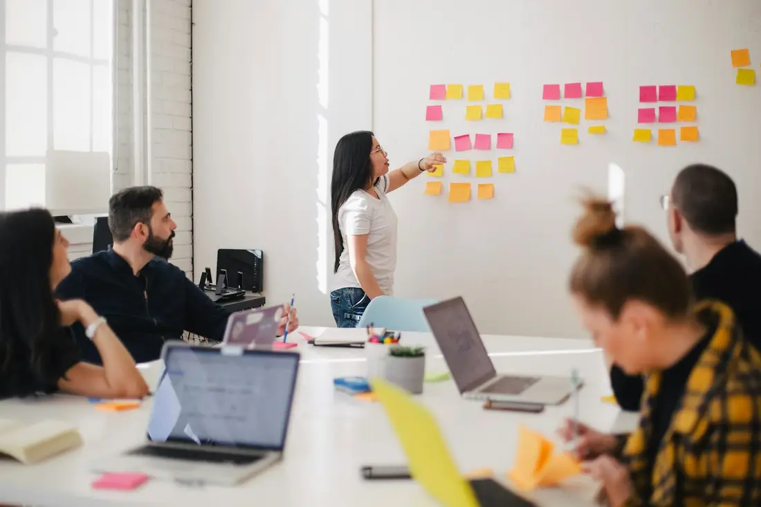 Equipe em reunião de trabalho colaborativa