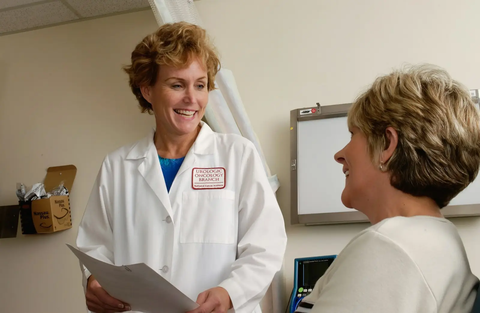 Médica conversando com paciente em consultório